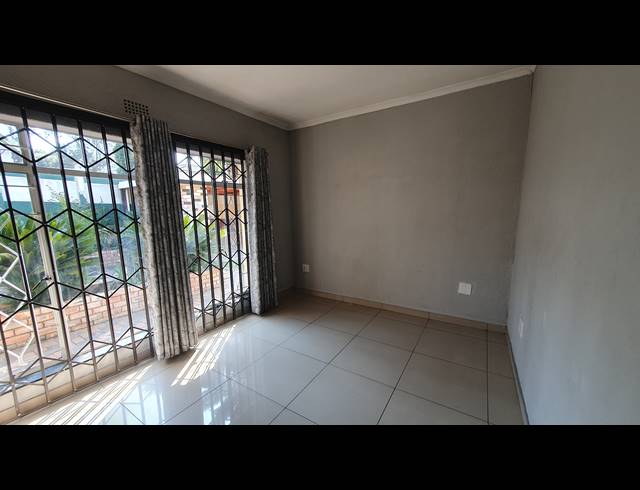 3 BEDROOM FREEHOLD FOR SALE IN BRACKENDOWNS